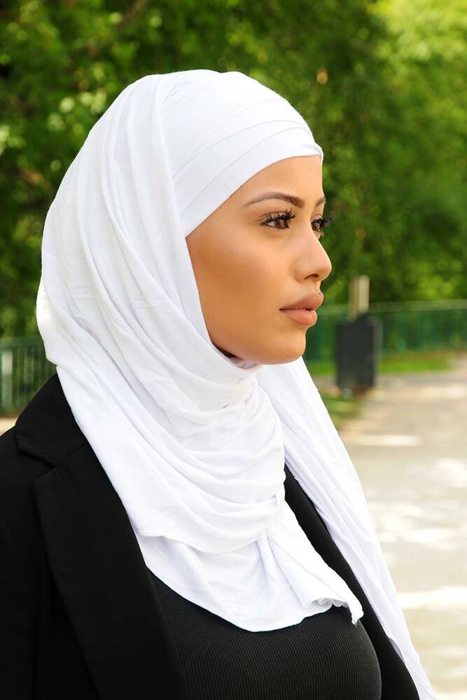 Sturmhaube unter weiß gekreuztem Hijab